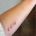 Ela tatuou 6/6/2018. A data trata-se da sua primeira apresentação com o grupo, ativo até 2018. (Foto: Reprodução/Instagram)