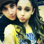 O ator australiano Jai Brooks terminou com Ariana Grande no pior momento e da pior forma possível. (Foto: Reprodução)