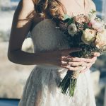 Com a notícia, ela chegou a economizar para comprar um vestido para o evento, mas o convite nunca chegou. (Foto: Unsplash)