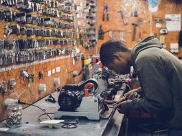 A Organização Internacional do Trabalho (OIT) estima que 11% dos trabalhadores no Brasil estão submetidos a jornadas longas, que se caracterizam por superar 48 horas semanais. (Foto: Pexels)