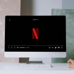 Entre 2019 e 2020, a Netflix, que já contava com 7 milhões de assinantes na França, pagou "apenas 981.000 euros (R$6,8 milhões) em impostos sobre os lucros". (Foto: Pexels)