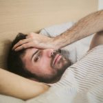 Ambiente de sono inadequado: temperatura alta, ruídos ou luminosidade excessiva podem interferir no sono e gerar dor de cabeça. (Foto: Pexels)