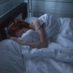 O fato de muitas pessoas dormirem tarde da noite se tornou um hábito naturalizado em meio à rotina de trabalho, estudos e até o entretenimento rápido que se estende até altas horas. (Foto: Pexels)