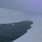 Dessa forma, de acordo com dados divulgados pelo British Antarctic Survey em janeiro, o iceberg tem cerca de 3,9 mil quilômetros quadrados e se desprendeu da Antártida em 1986. (Foto: Reprodução)