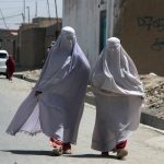 A nova determinação proíbe a instalação de janelas em residências que permitam a visibilidade de áreas internas onde mulheres possam estar presentes, como pátios, cozinhas e poços comunitários. (Foto: Reprodução)