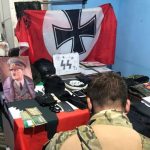 Apreendeu diversos materiais como discos NSBM, bandeiras, patches e outros artefatos contendo símbolos nazistas, além de vestimentas relacionadas a grupos neonazistas. (Foto: Reprodução)