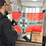 A Polícia Federal está investigando um homem que comercializava materiais de propaganda nazista e supremacista branca, em Almirante Tamandaré, localizado a 17 quilômetros de Curitiba (PR), na última quarta-feira (18). (Foto: Divulgação)