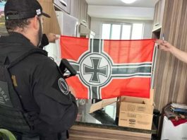 A Polícia Federal está investigando um homem que comercializava materiais de propaganda nazista e supremacista branca, em Almirante Tamandaré, localizado a 17 quilômetros de Curitiba (PR), na última quarta-feira (18). (Foto: Divulgação)