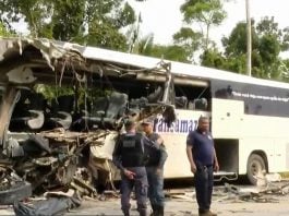 De acordo com informações, o ônibus vinha do município de Itapiranga com destino a Manaus e o caminhão seguia na outra pista, quando ocorreu a tragédia. (Foto: TV Globo)