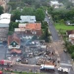 As equipes de segurança trabalham para retirar os corpos do local. (Foto: Corpo de Bombeiros)