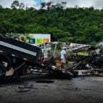 De acordo com informações da PCMG, o motorista estava com a Carteira Nacional de Habilitação (CNH) suspensa e a carreta trafegava com excesso de peso. (Foto: Corpo de Bombeiros de Minas Gerais)