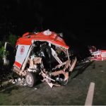 De acordo com a Polícia Rodoviária Federal (PRF), a ambulância de São Mateus do Sul transitava sentido União da Vitória quando colidiu transversalmente com o caminhão, que estava no sentido oposto. (Foto: TV Globo)