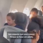 "E minha mãe que encontrou uma pessoa sem empatia com criança". No vídeo, Jeniffer aparece sentada, usando fones de ouvido, tentando ignorar a filmagem. (Foto: Facebook)