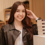 A jovem Pamela começou a escrever seu primeiro livro aos 13, mas, segundo a mãe, o interesse pelos livros começou aos 10. (Foto: Reprodução)