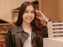 A jovem Pamela começou a escrever seu primeiro livro aos 13, mas, segundo a mãe, o interesse pelos livros começou aos 10. (Foto: Reprodução)