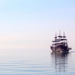 A embarcação teria naufragado na costa do Quênia no mesmo ano em que o navegador morreu, marcando uma página significativa na história das expedições marítimas europeias. (Foto: Reprodução)