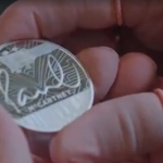 Assim, as moedas de edição limitada serão vendidas no site da Royal Mint em várias versões, com preço de saída de 15,50 libras (R$118). (Foto: Reprodução)