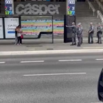 “Teve uma hora em que eu pensei assim: 'eu com tanta coisa para fazer, parada aqui'. Aí o ônibus que eu estava esperando passando e ela me pressionando. Falei: 'Ai, não acredito'. (Foto: Reprodução)