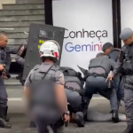 Foi aí que, segundo a vítima, a polícia foi chamada, já que alguns dos presentes simulavam o telefonema para a TV Globo. (Foto: Reprodução)