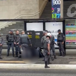 A Polícia Militar enviou equipes para negociar a rendição. Todas as faixas da avenida, no sentido Consolação, foram interditadas em frente ao prédio da Faculdade Cásper Líbero. (Foto: Reprodução)