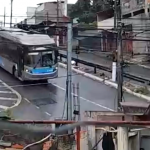 Uma câmera de segurança registrou as batidas no muro da residência. Ninguém ficou ferido. (Foto: Reprodução)