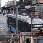 Por volta das 14h30 de terça, o ônibus que faz a linha 675M-10, da Avenida Presidente João Goulart até o Terminal Jabaquara, desceu a avenida. (Foto: Reprodução)