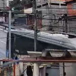 A pista estava molhada e ele só parou depois de bater no muro e no portão da casa, que ficaram destruídos. (Foto: Reprodução)