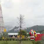 Renas, trenó, papai Noel, iluminação especial, pista de patinação no gelo, neve artificial, tirolesa e até uma árvore de Natal do tamanho do Cristo Redentor. (Foto: Reprodução)