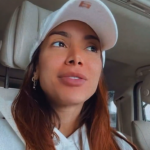 "‘Chega dessa po***, cara***. A criança está gritando há 3 horas. Po***.’ E eu ia virar a nova mulher do avião. Por causa da minha TPM”, continuou Anitta. (Foto: Instagram)