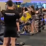 Um vídeo mostrando três mulheres trocando chutes e socos durante uma briga em uma academia de Goiânia. (Foto: Reprodução)