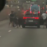 Duas médicas que estavam indo para o Hospital Albert Schweitzer dar plantão tiveram o carro roubado por bandidos armados na Avenida Brasil, no início da noite desta segunda-feira (23). (Foto: Reprodução)