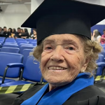 De beca, salto alto, carregando um buquê de flores e acompanhada pelos professores, Iolanda Ribeiro Conti, de 91 anos. (Foto: Reprodução)