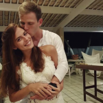 Carolina e Fernando estavam juntos há pelo menos 7 anos. Amigos da família informaram que o noivo de Carolina não corre risco de morrer. (Foto: Reprodução)