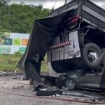 O nome do motorista não foi divulgado. Ele fugiu do local do acidente e estava sendo procurado pela polícia. (Foto: TV Globo)