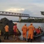 As buscas foram suspensas por algumas horas por questões de segurança, pois um caminhão que caiu no rio transportava ácido sulfúrico. (Foto: Corpo de Bombeiros)