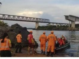 As buscas foram suspensas por algumas horas por questões de segurança, pois um caminhão que caiu no rio transportava ácido sulfúrico. (Foto: Corpo de Bombeiros)