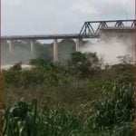 Segundo autoridades, oito veículos caíram no rio Tocantins, que passa sob a ponte. (Foto: Tv Globo)