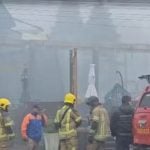 Na queda, a aeronave atingiu a chaminé de um prédio, uma casa, uma loja de móveis e uma pousada. (Foto: TV Globo)