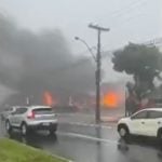 Segundo os bombeiros, uma pessoa conseguiu sair do prédio sem ferimentos, e ninguém estava na loja de móveis no momento do acidente. (Foto: TV Globo)