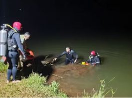 Ela conseguiu se salvar e, mesmo no escuro, andou por uma estrada rural em busca de ajuda para o pai. (Foto: TV Globo)