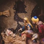 Se você deseja que esse clima natalino esteja presente na vida do seu bebê, que tal se inspirar em nomes relacionados ao Natal? (Foto: Unsplash)