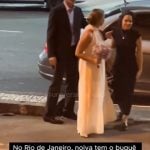 Nas imagens, a noiva aparece vestida de branco, amparada por uma amiga. Rachel havia acabado de descer do carro e se dirigia à igreja, segurando um buquê de flores roxas, quando um homem em uma bicicleta elétrica passou em alta velocidade e arrancou as flores de sua mão. (Foto: Tiktok)