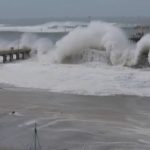 O fenômeno gera ondas de até quatro metros de altura, com previsão de duração até os primeiros dias de janeiro. (Foto: X)