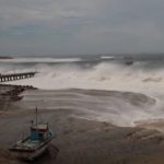 “Foi um evento extremo que não estava nas previsões normais das ondas”, disse um porta-voz da Defesa Civil equatoriana. (Foto: X)