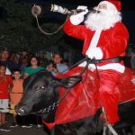 A cena inusitada aconteceu durante a abertura do Natal de Luzes em Caracol, município localizado a quase 400 km de Campo Grande. (Foto: Ademir Mendonça)