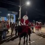 A esposa de João, Terezinha da Silva Leite, ajuda na caracterização do bom velhinho e acompanha a festa todos os anos, sempre garantindo que a verdadeira identidade do Papai Noel nunca seja revelada para as crianças. (Foto: TV Globo)