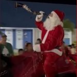 Para realizar o desejo, ele assumiu o papel de entregador: "Falei que o Papai Noel tinha mandado para ela. Ela não sabia se ria ou se chorava", recorda, emocionado. (Foto: TV Globo)