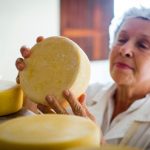 A Unesco reconheceu o modo de produção tradicional do Queijo Minas Artesanal, que remonta a três séculos de história, preservando a memória e o modo de vida das comunidades produtoras em Minas Gerais. (Foto: Aprocan- Associação dos Produtores de Queijo Canastra)