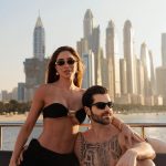 Na última segunda-feira (16), o DJ Alok e sua esposa, Romana Novais, agitaram as redes sociais com novos cliques de sua viagem por Dubai, nos Emirados Árabes (Foto: Instagram)