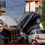 Autoridades locais proibiram temporariamente o uso de veículos na região devido aos perigos causados pelas enchentes, de acordo com a Reuters. (Foto: TV Globo)